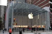 iPhone, i fan fremono ed iniziano le code