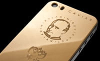 Smartphone placcato d'oro con il volto di Putin inciso sul retro